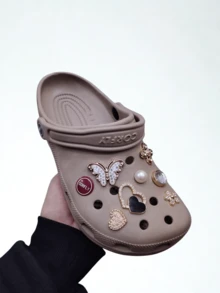 Chinelo Feminino Estilo Babuche Pigente de Metal Corfly Baixo 100% EVA Solado Leve Antiderrapante broches aleatorio