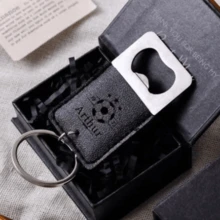 1个定制不锈钢皮革开瓶器,男士个性化刻字钥匙扣,时尚图案设计,经久耐用,便携易用,是伴郎、生日、父亲节、男友、派对的理想礼物,也是送给丈夫、父亲、朋友、同事、伴郎、老板的定制礼物,适合派对、居家、酒吧等场合使用,有黑色/棕色/灰色可选,适合家庭使用。 - 彩色 - 查看 15