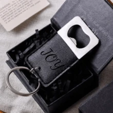 1个定制不锈钢皮革开瓶器,男士个性化刻字钥匙扣,时尚图案设计,经久耐用,便携易用,是伴郎、生日、父亲节、男友、派对的理想礼物,也是送给丈夫、父亲、朋友、同事、伴郎、老板的定制礼物,适合派对、居家、酒吧等场合使用,有黑色/棕色/灰色可选,适合家庭使用。 - 彩色 - 查看 12