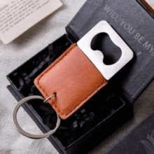 1个定制不锈钢皮革开瓶器,男士个性化刻字钥匙扣,时尚图案设计,经久耐用,便携易用,是伴郎、生日、父亲节、男友、派对的理想礼物,也是送给丈夫、父亲、朋友、同事、伴郎、老板的定制礼物,适合派对、居家、酒吧等场合使用,有黑色/棕色/灰色可选,适合家庭使用。 - 彩色 - 查看 11