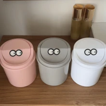 1 pieza Papelera de escritorio mini, papelera de escritorio pequeña, papelera nueva y linda para el dormitorio con tapa, famosa en internet, caja de almacenamiento mini, papelera para el dormitorio, papelera para el baño, papelera para la mesa de maquillaje, con tapa oscilante - Adecuada para papeleras de plástico pequeñas en dormitorios, oficinas y espacios de trabajo - Diseño cilíndrico y ahorrador de espacio, fácil de limpiar, sin necesidad de electricidad, decoración del hogar, almacenamiento para fiestas y Navidad