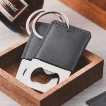 1个定制不锈钢皮革开瓶器,男士个性化刻字钥匙扣,时尚图案设计,经久耐用,便携易用,是伴郎、生日、父亲节、男友、派对的理想礼物,也是送给丈夫、父亲、朋友、同事、伴郎、老板的定制礼物,适合派对、居家、酒吧等场合使用,有黑色/棕色/灰色可选,适合家庭使用。 - 彩色 - 查看 9