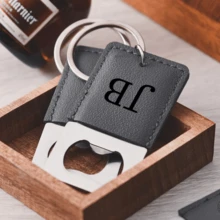 1个定制不锈钢皮革开瓶器,男士个性化刻字钥匙扣,时尚图案设计,经久耐用,便携易用,是伴郎、生日、父亲节、男友、派对的理想礼物,也是送给丈夫、父亲、朋友、同事、伴郎、老板的定制礼物,适合派对、居家、酒吧等场合使用,有黑色/棕色/灰色可选,适合家庭使用。 - 彩色 - 查看 6