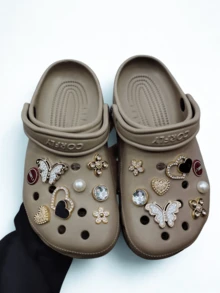 Chinelo Feminino Estilo Babuche Pigente de Metal Corfly Baixo 100% EVA Solado Leve Antiderrapante broches aleatorio