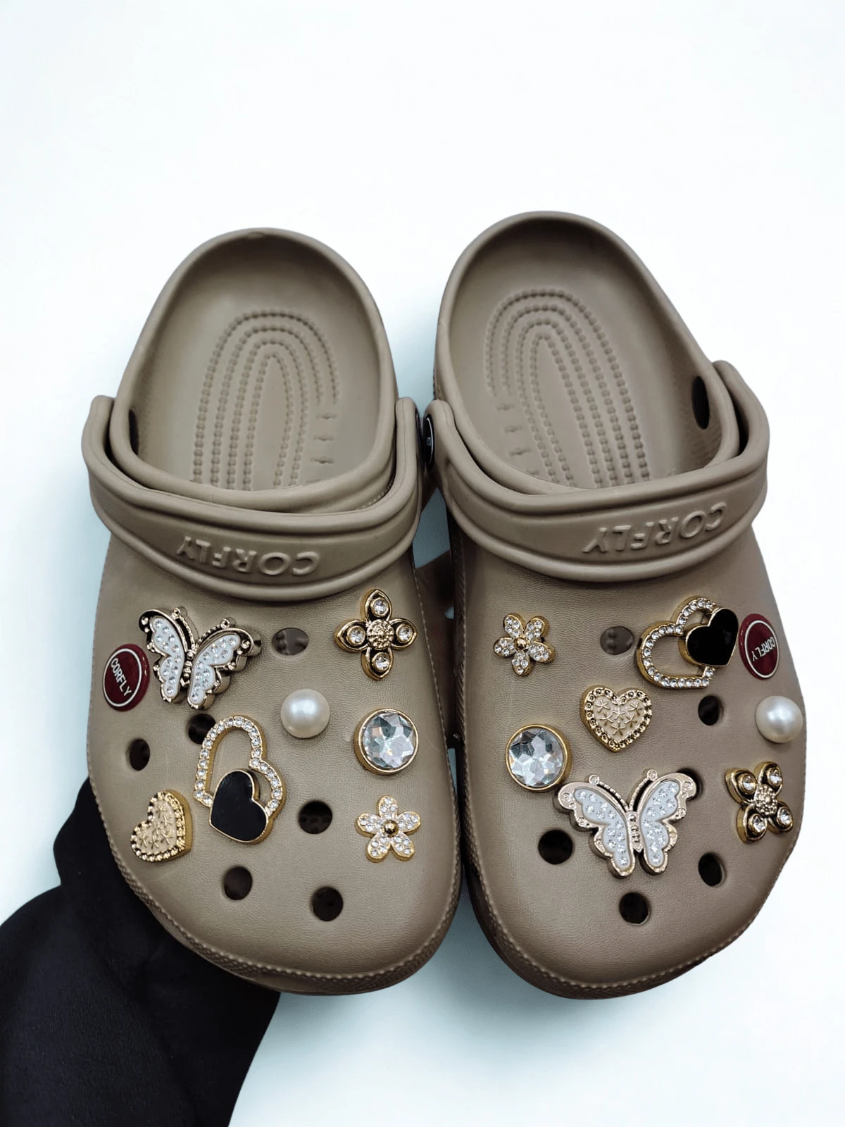 Chinelo Feminino Estilo Babuche Pigente de Metal Corfly Baixo 100% EVA Solado Leve Antiderrapante broches aleatorio