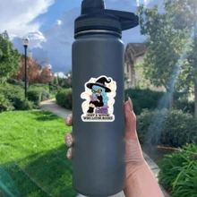 Solo una bruja que ama los libros - Pegatina de vinilo, perfecta para portátiles, botellas de agua, diarios y espacios de trabajo, genial para fans del humor, estudiantes de derecho y amantes del sarcasmo, regalo ideal para amigos y familiares