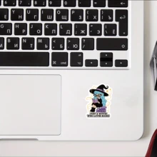 Solo una bruja que ama los libros - Pegatina de vinilo, perfecta para portátiles, botellas de agua, diarios y espacios de trabajo, genial para fans del humor, estudiantes de derecho y amantes del sarcasmo, regalo ideal para amigos y familiares