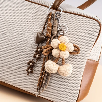 Llavero con flor de tela de moda, diseño de cuentas florales marrones, accesorio de decoración con forma de corazón, decoración de bolso elegante y llavero de coche, accesorio de alta gama único, regalo de Navidad, regalo para amigos