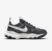 Nike 耐克女款新款 TC 7900 厚底厚底运动鞋，减震休闲跑步鞋 DD9682-001 - 黑白灰 - 查看 3