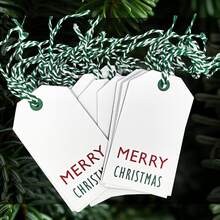 30 قطعة من علامات هدايا عيد الميلاد - علامات كرافت احتفالية بخيط أخضر/أحمر وأبيض - مثالية لتغليف هدايا العطلات!