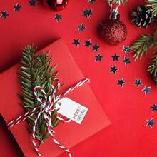 30 قطعة من علامات هدايا عيد الميلاد - علامات كرافت احتفالية بخيط أخضر/أحمر وأبيض - مثالية لتغليف هدايا العطلات!