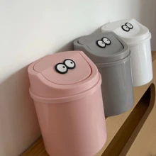 1 pieza Papelera de escritorio mini, papelera de escritorio pequeña, papelera nueva y linda para el dormitorio con tapa, famosa en internet, caja de almacenamiento mini, papelera para el dormitorio, papelera para el baño, papelera para la mesa de maquillaje, con tapa oscilante - Adecuada para papeleras de plástico pequeñas en dormitorios, oficinas y espacios de trabajo - Diseño cilíndrico y ahorrador de espacio, fácil de limpiar, sin necesidad de electricidad, decoración del hogar, almacenamiento para fiestas y Navidad