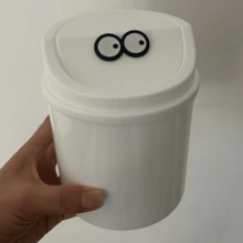 1 pieza Papelera de escritorio mini, papelera de escritorio pequeña, papelera nueva y linda para el dormitorio con tapa, famosa en internet, caja de almacenamiento mini, papelera para el dormitorio, papelera para el baño, papelera para la mesa de maquillaje, con tapa oscilante - Adecuada para papeleras de plástico pequeñas en dormitorios, oficinas y espacios de trabajo - Diseño cilíndrico y ahorrador de espacio, fácil de limpiar, sin necesidad de electricidad, decoración del hogar, almacenamiento para fiestas y Navidad