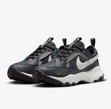 Nike 耐克女款新款 TC 7900 厚底厚底运动鞋，减震休闲跑步鞋 DD9682-001 - 黑白灰 - 查看 1