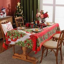 Une nappe de Noël joyeuse - motifs de fleurs rouges et d'arbres de Noël, en polyester, décorations rectangulaires pour le repas de fête