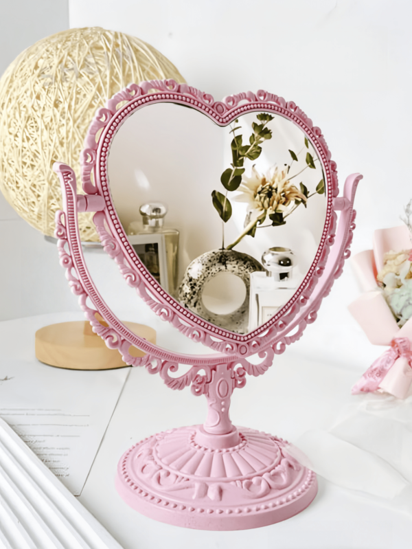 Herzförmiger Kosmetikspiegel mit doppelseitigem Vintage-Schminkspiegel, mit einem Ständer mit einem drehbaren Schminkspiegel. Ideal für das Auftragen von Make-up, Mädchen, Frauen, Schönheit und Spa-Partys. Der süße herzförmige Prinzessinnen-Schminkspiegel ist perfekt für Tischplatten. Dieser doppelseitige drehbare Tischspiegel mit Ständer ist eine ausgezeichnete Wahl für die Dekoration von Mädchenzimmern und als festliches Geschenk für Familie und Freunde zu Halloween und Weihnachten.
