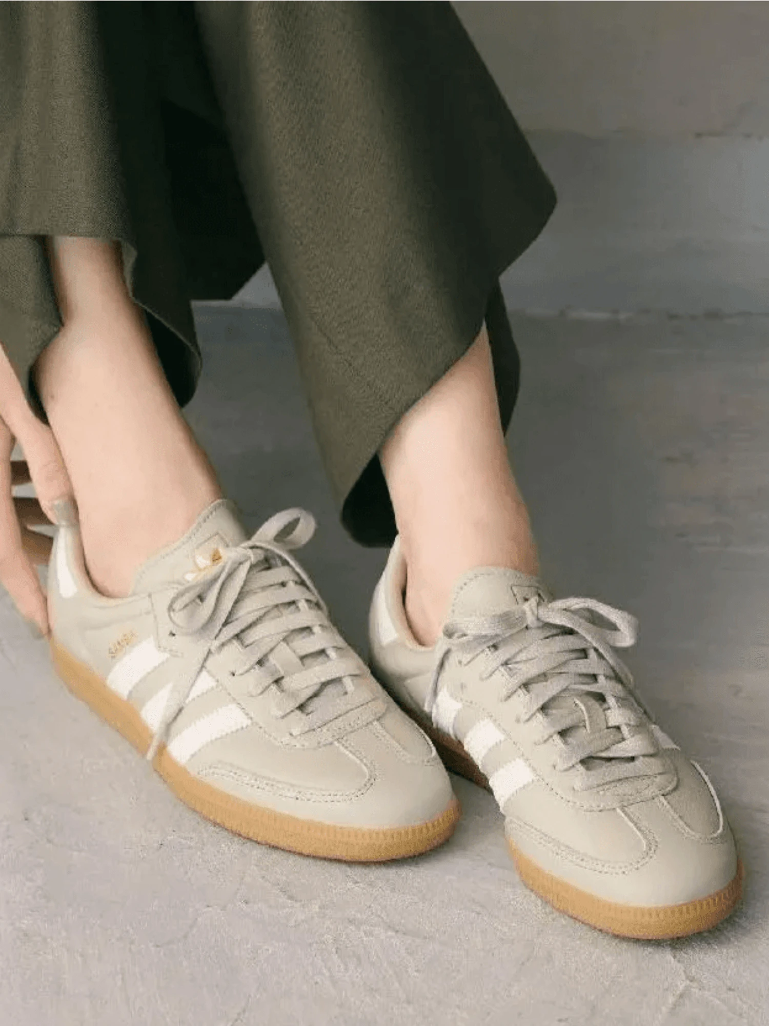 Adidas Originals Adidas Samba OG Premium Sneakers, Timeless Retro Trainers In Fall Tones, Leather & Suede Construction, Low-Top Casual Sneaker For Outdoor, Sports, Sambas For School And Work, Daily Shoes For Skate Outfit - 米色 / 雲白色 / 膠白色 - 查看 1