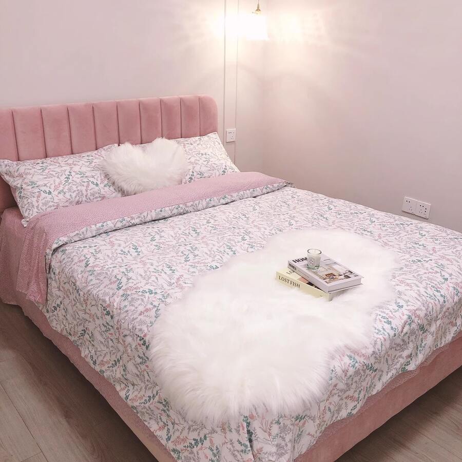 1pc Faux Fur Rug, Multiple Colors Available, 120cm Long X 60cm Wide, Non-Slip, Handwash & Machine Washable, Wavy Shaped Carpet For Living Room, Bedroom, Bedside, Sofa, Kids Room, Wedding, Christmas, Fireplace, Dining Table, Plush Soft Luxury Home Decor