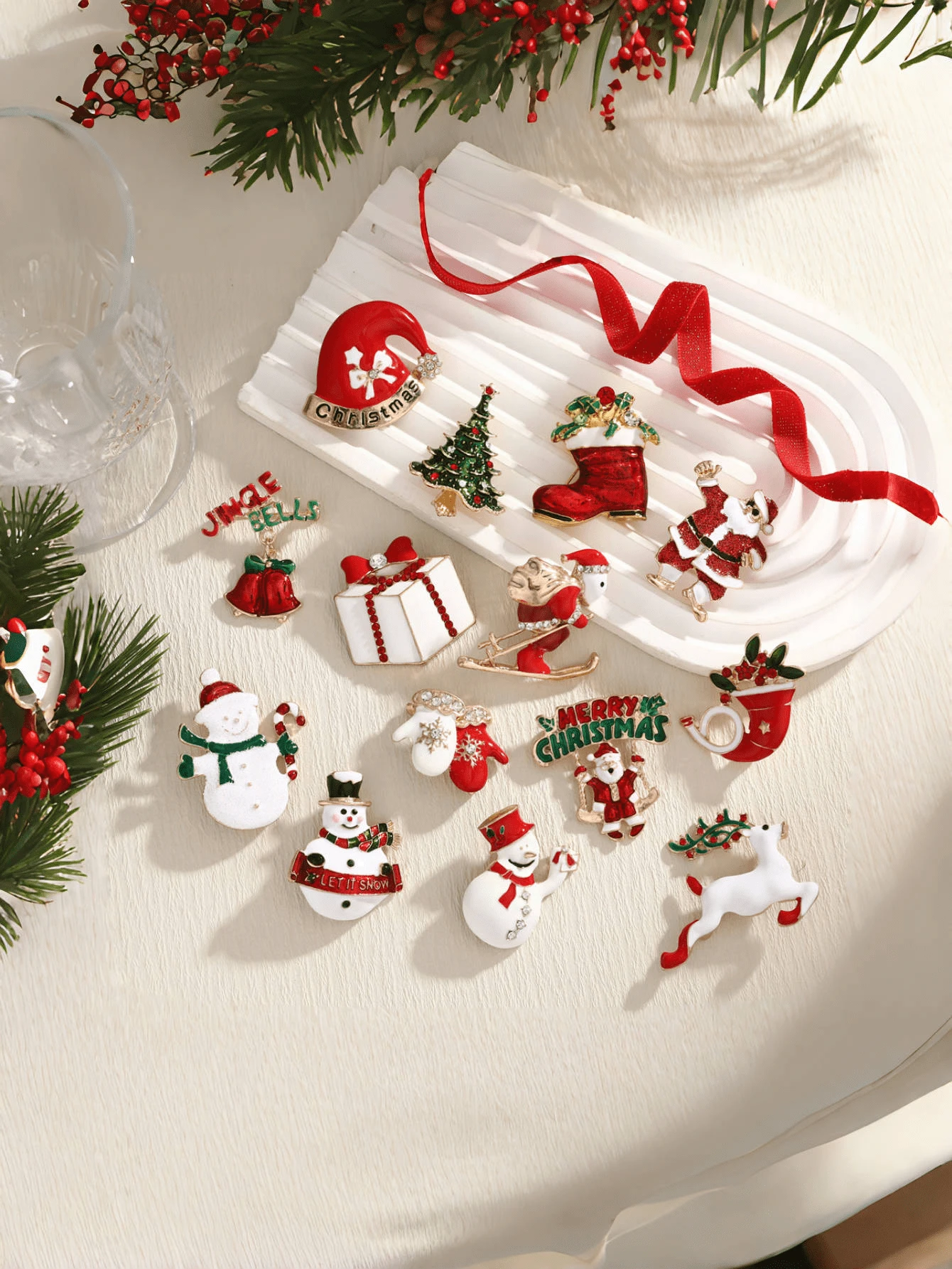 1 件卡通圣诞系列金属胸针，圣诞老人、圣诞树、圣诞帽、驯鹿、圣诞礼盒形状，可自由组合，增添节日气氛，理想的派对礼物，送给朋友和家人的完美礼物