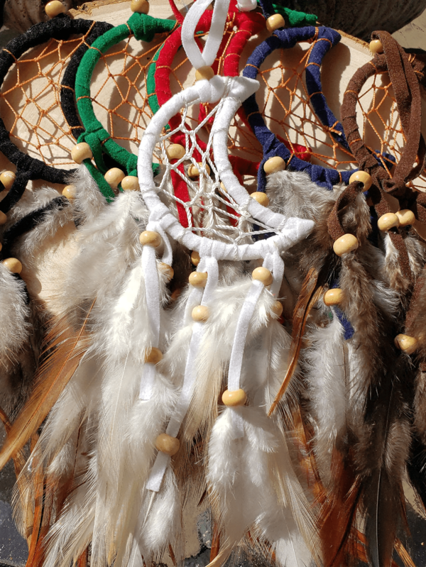 1 pieza Decoración colgante de atrapasueños con luna y medialuna con plumas, regalo romántico para niñas, adecuado para coche, habitación, hogar, decoración de fiesta de boda (las plumas son artificiales)