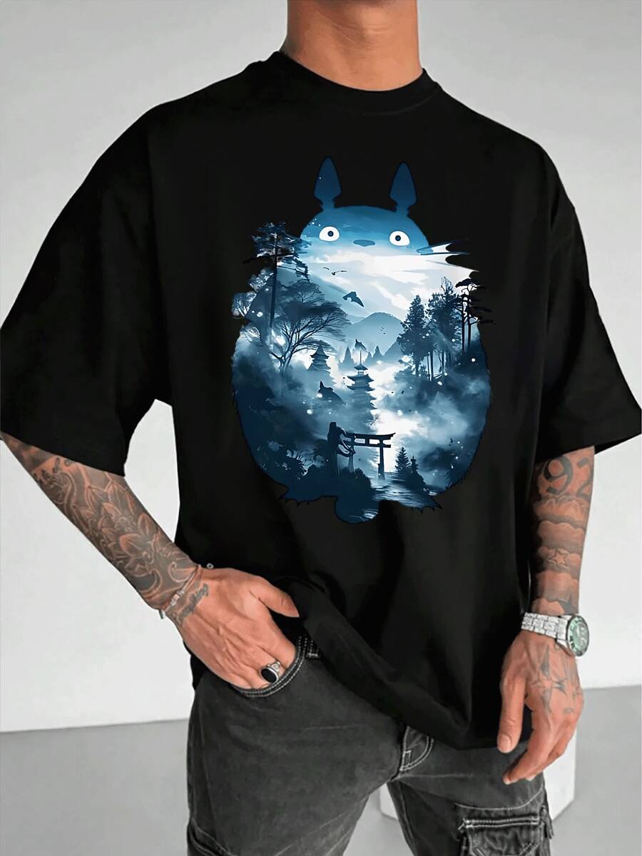 Herren-T-Shirt mit "Mystical Forest Guardian"-Aufdruck. Erleben Sie die bezaubernde Natur mit diesem einzigartigen T-Shirt mit Grafik, ruhigem Landschaftsdesign und bequemer Passform, perfekt für den lässigen Alltag.