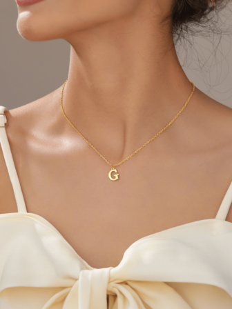 1 pieza de nuevo producto Collar con colgante de letra inglesa hueca 26 Cadena de suéter femenina de nicho versátil de temperamento clavícula