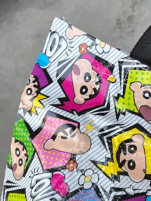 白色蜡笔小新紧凑型手提包，可折叠扁平手提包，轻质棉质帆布，大胆人物印花，加固手柄，内有拉链口袋，可容纳杂货、书籍、旅行必需品，可重复使用，可机洗，适合动漫粉丝和收藏家的礼物 - 白色 - 查看 6