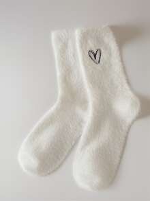 "2 Pairs Heart-Shaped Fuzzy Women's Crew Socks - Soft & Cozy In Black, Brown & White Perfect For Autumn & Winter - Random Colors"