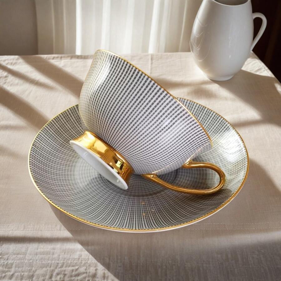 [奢华格纹美学] 欧式骨瓷下午茶套装（1 杯 + 1 碟 + 1 勺）- 高端灰白底座搭配精美格纹图案，镀金边缘和手柄设计，搭配条纹浮雕白色陶瓷茶匙，现代简约下午茶套装，商务礼品，婚礼回礼，节日礼品，收藏茶具 - 黑色 - 查看 1