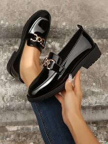 Mocasines de mujer con decoración de cadena, zapatos planos slip-on, estilo británico, nueva llegada de otoño 2025 para mujer, estilo universitario, moda elegante, cómodos y casuales, adecuados para faldas y uso en el campus