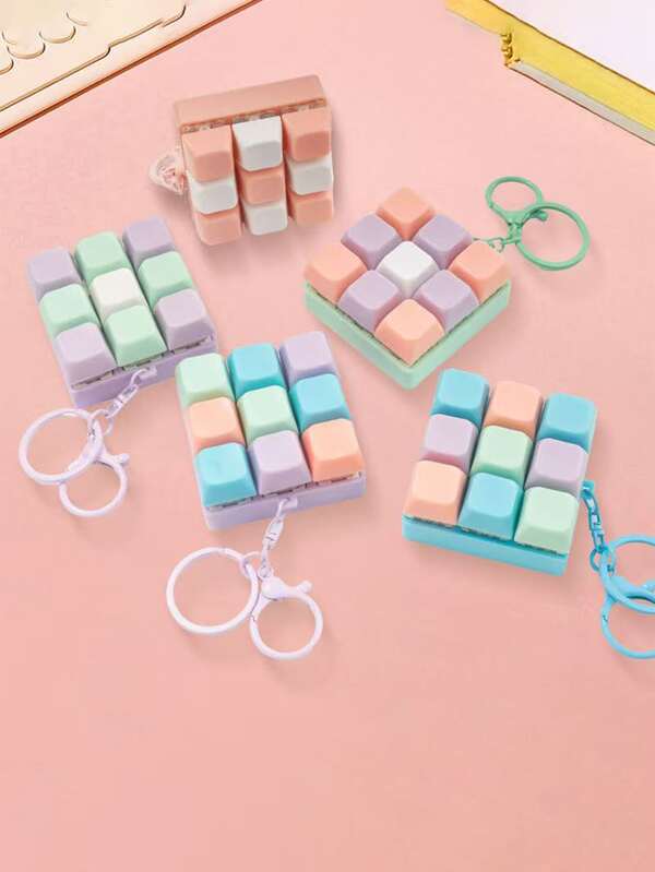 1 pièce de porte-clés de clavier anti-stress - un jouet à triturage avec effets sonores, un anti-stress, et une couleur macaron vive et belle. L'apparence, la couleur et le design sont tous très attrayants, ce qui en fait un cadeau parfait pour les fêtes et les amis. Porte-clés anti-stress, design de touche de clavier