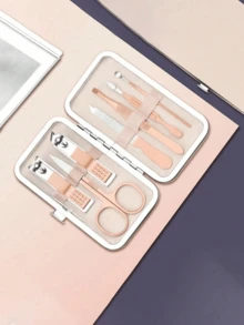 7件套粉色旅行美甲套装，印有百合花和A-Z字母图案。这款宽敞的美甲收纳盒包含不锈钢工具、一把超锋利防溅指甲钳，设计经典。非常适合随身携带美甲护理必需品，例如旅行、户外活动、寄宿学校、居家使用，也可作为圣诞礼物。 - 彩色 - 查看 3