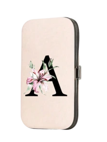 7件套粉色旅行美甲套装，印有百合花和A-Z字母图案。这款宽敞的美甲收纳盒包含不锈钢工具、一把超锋利防溅指甲钳，设计经典。非常适合随身携带美甲护理必需品，例如旅行、户外活动、寄宿学校、居家使用，也可作为圣诞礼物。 - 彩色 - 查看 27