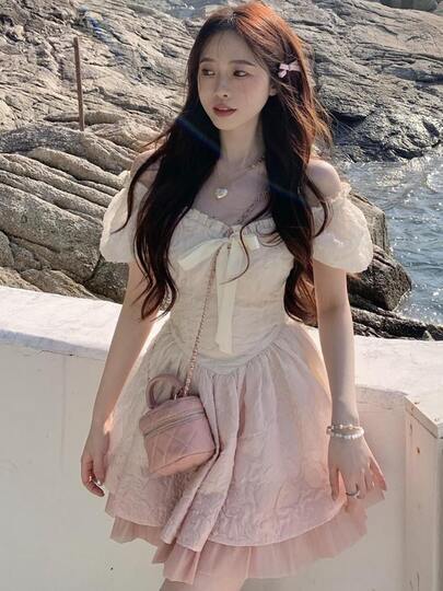 Vestido de princesa pompón con un dulce degradado en verano, el nuevo pequeño francés se baja la cintura para mostrar su delgadez y deseo puro.
