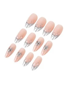 Sanrio Verbessern Sie Ihr Aussehen mit einem 24er-Set mittelgroßer mandelförmiger Kunstnägel - mit modernem, lässigem, minimalistischem, elegantem und süßem hellrosa Design, sowie einem einzigartigen dunkel-punkigen Stil, 3D-metallisch aussehenden silbernen Dorn- und Herzprägungen und coolen silbernen flüssig-artigen Dornmustern im französischen Stil.