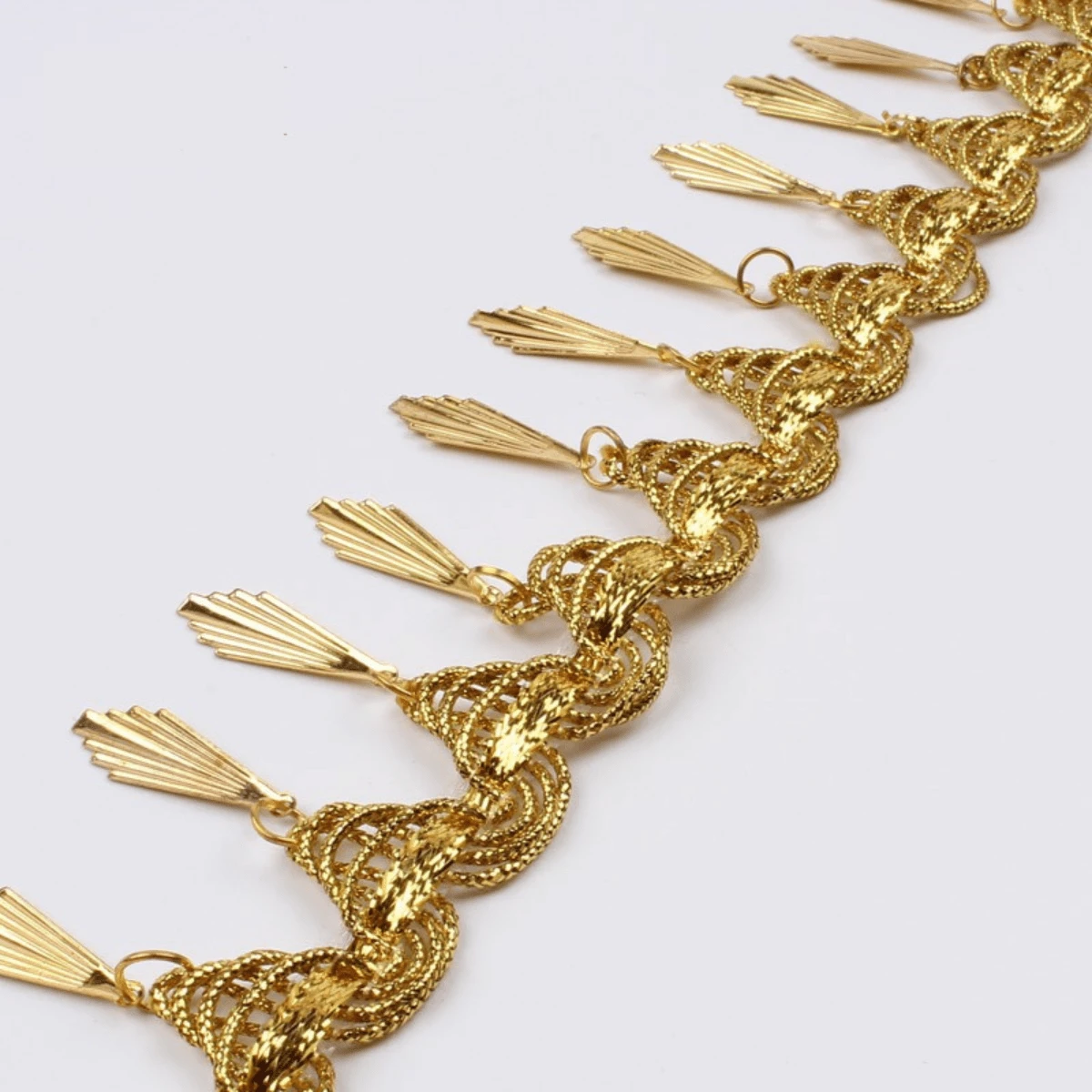 Dây ruy băng ren dệt màu vàng ánh kim dài 50cm, có tua rua và đính sequin, thích hợp cho biểu diễn sân khấu, may vest, váy cưới, trang trí.