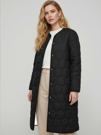 女式常规长度圆领长袖绗缝冬季大衣，正面有纽扣