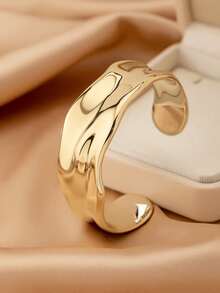 Mode-Accessoires Schmuck: Goldener, unregelmäßiger geometrischer offener Armreif mit Textur, perfekt zum lässigen Tragen im Winter, Urlaubsreisen an den Strand, Abendessen-Partys, für den Alltag, kombinierbar mit goldenen Accessoires.