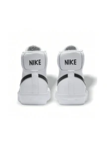 Nike Blazer Mid '77 男童运动鞋，复古麂皮细节，轻盈泡沫缓震，耐磨人字纹鞋底，休闲百搭 DA4086-100 - 白色/全橙色/黑色 - 查看 4