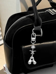 Ciondolo a forma di lettera in caratteri a bolle, ciondolo portafortuna in cristallo, portachiavi in acciaio inossidabile con pendente a forma di palma e teschio incrociato, lettere dell'alfabeto da A a Z, ciondolo per borse e zaini in lega lucida - regalo perfetto per compleanni e occasioni speciali, portachiavi, ciondolo per borse, zaini e auto, accessori per portafogli e borse da donna e ragazze.