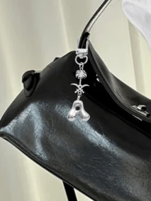 Ciondolo a forma di lettera in caratteri a bolle, ciondolo portafortuna in cristallo, portachiavi in acciaio inossidabile con pendente a forma di palma e teschio incrociato, lettere dell'alfabeto da A a Z, ciondolo per borse e zaini in lega lucida - regalo perfetto per compleanni e occasioni speciali, portachiavi, ciondolo per borse, zaini e auto, accessori per portafogli e borse da donna e ragazze.