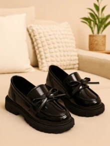 1 双黑色漆皮蝴蝶结一脚蹬儿童乐福鞋，橡胶软底加高，柔软 PU 衬里，优雅英伦风格中跟，适合 3-15 岁女孩，休闲、度假、学校、派对、户外穿着，2025 年新款春夏秋冬