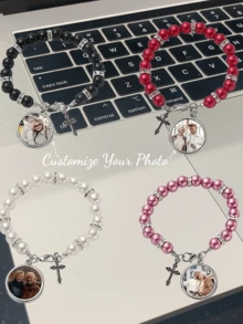 1 Pulsera personalizada con foto - Pulsera de diseño de perlas falsas - Joyería personalizada con foto de familia/pareja/mascota, pulsera elegante y vintage con cuentas. Disponible en negro, rojo, blanco, morado. El regalo perfecto para ella/él, adecuado para aniversario, Navidad, Halloween, Acción de Gracias, Año Nuevo, cumpleaños o como accesorio de . Con diseño clásico y adornos brillantes.