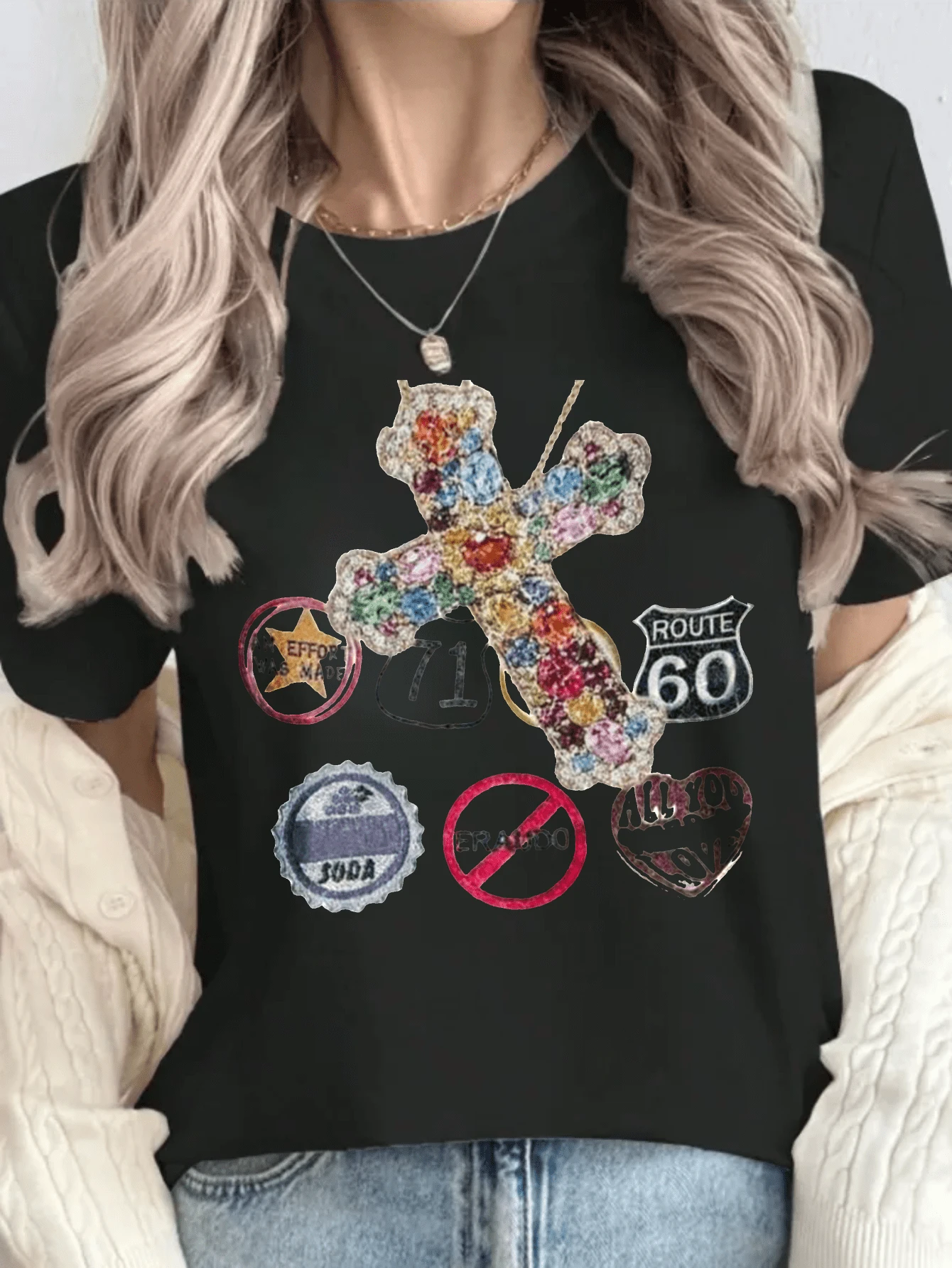 COCOC 2025 New Summer Loose Pattern Round Neck Shirt Graphic Tees,Women's Spring Summer Casual Fashion Versatile 90S Street Style Music Festival Rave Cool Jeweled Cross Badge Print Y2K Crew Neck Oversize Shirt - đen - Xem 1