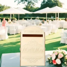 [Buzón de boda vintage] Buzón de boda vintage con decoraciones de flores y corazones, etiquetas de Sr. y Sra., apariencia similar, construcción de madera artificial fácil de limpiar - Decoraciones de boda rústicas, decoración del hogar, estuche elegante para recuerdos, aspecto hecho a mano, regalos sentimentales, acentos con forma de corazón, acabado fácil de limpiar