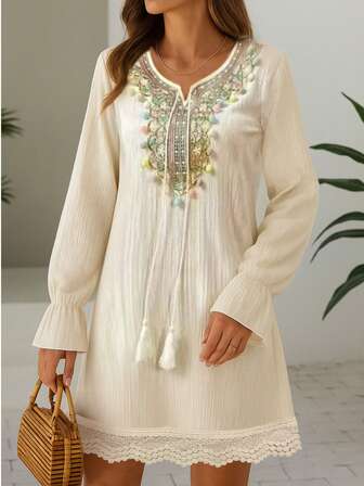 女式刺绣 V 领连衣裙，带有彩色流苏细节，荷叶边长袖，流苏装饰度假沙滩裙