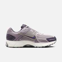Nike 新款轻盈缓震耐穿通勤跑步鞋，AIR ZOOM VOMERO 5 舒适耐磨健身运动运动鞋，时尚百搭 Y2K 风格拼色休闲运动鞋，户外必备 HQ3643-019 - 淡紫色 - 查看 4
