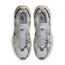 Nike 支撑减震抓地轻便耐用男式厚底运动鞋，全新耐磨拼接设计休闲日常低帮跑步鞋，V2K RUN 银白色高级百搭复古风格休闲运动鞋，必备男款 HJ4497-100 - 灰銀色 - 查看 6