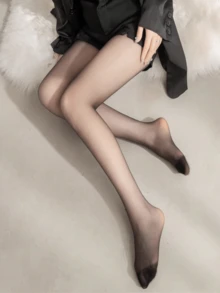 1 件女士亲肤透气黑色丝袜，适合搭配裙子