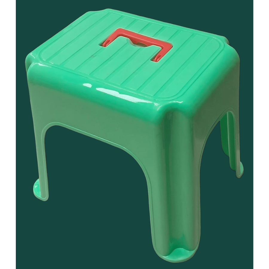 Banco mediano de plástico con asa, tamaño 25x20x20 cm, ligero y resistente, ideal para hogar, cocina, baño, terraza u oficina, diseño práctico y portátil que facilita sentarse o alcanzar lugares altos, fácil de mover y almacenar, accesorio versátil para tareas diarias y uso cotidiano.